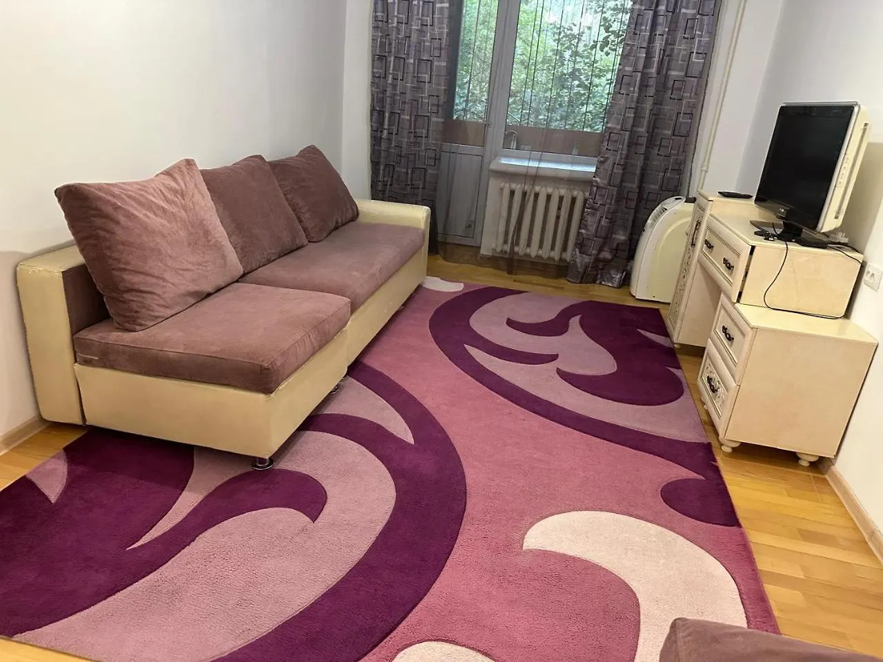 У Тахира Apartment Almaty