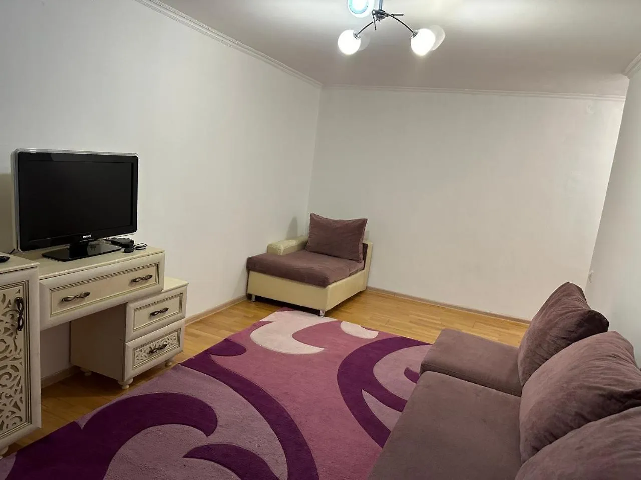 У Тахира Apartamento Almaty